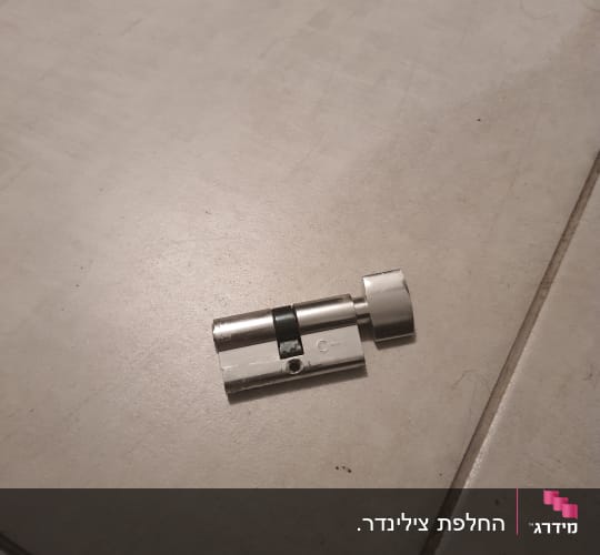 צילינדר מתכת על רצפה אפורה